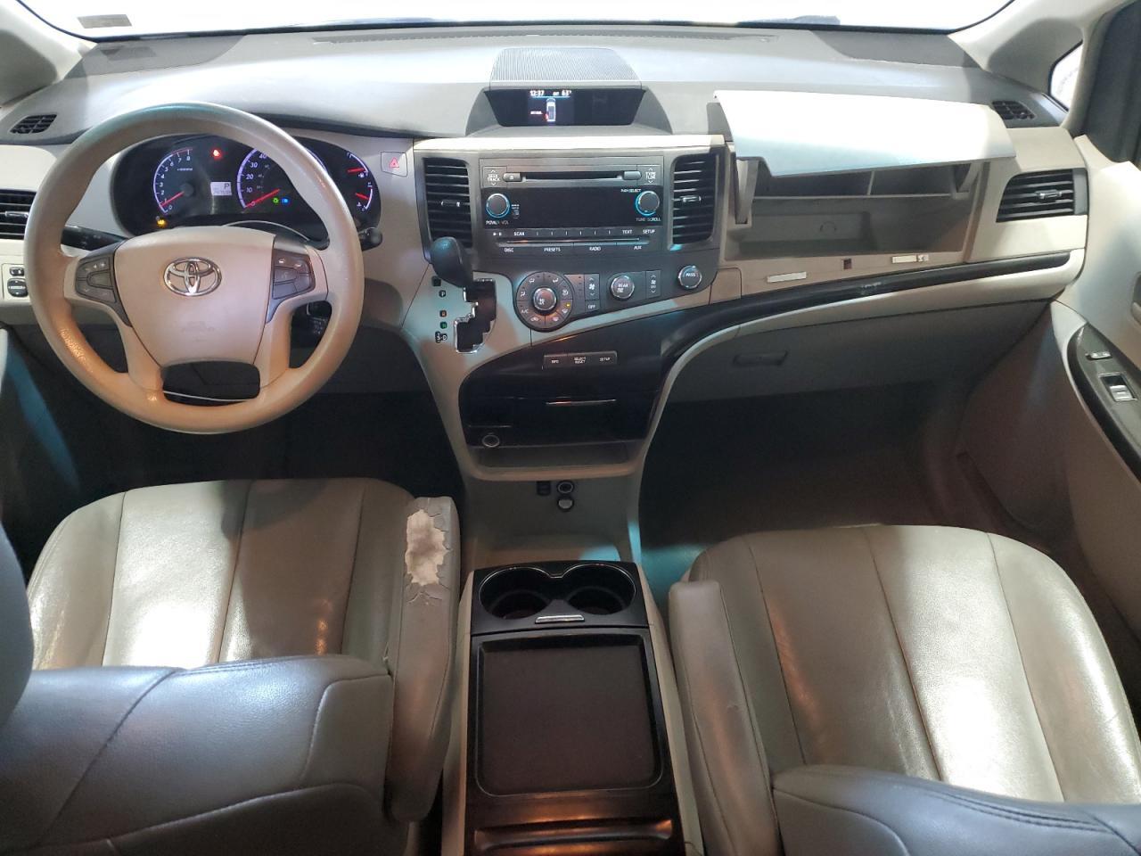 2011 TOYOTA SIENNA