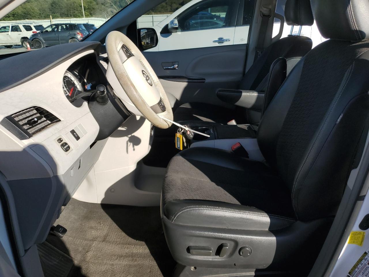 2012 TOYOTA SIENNA