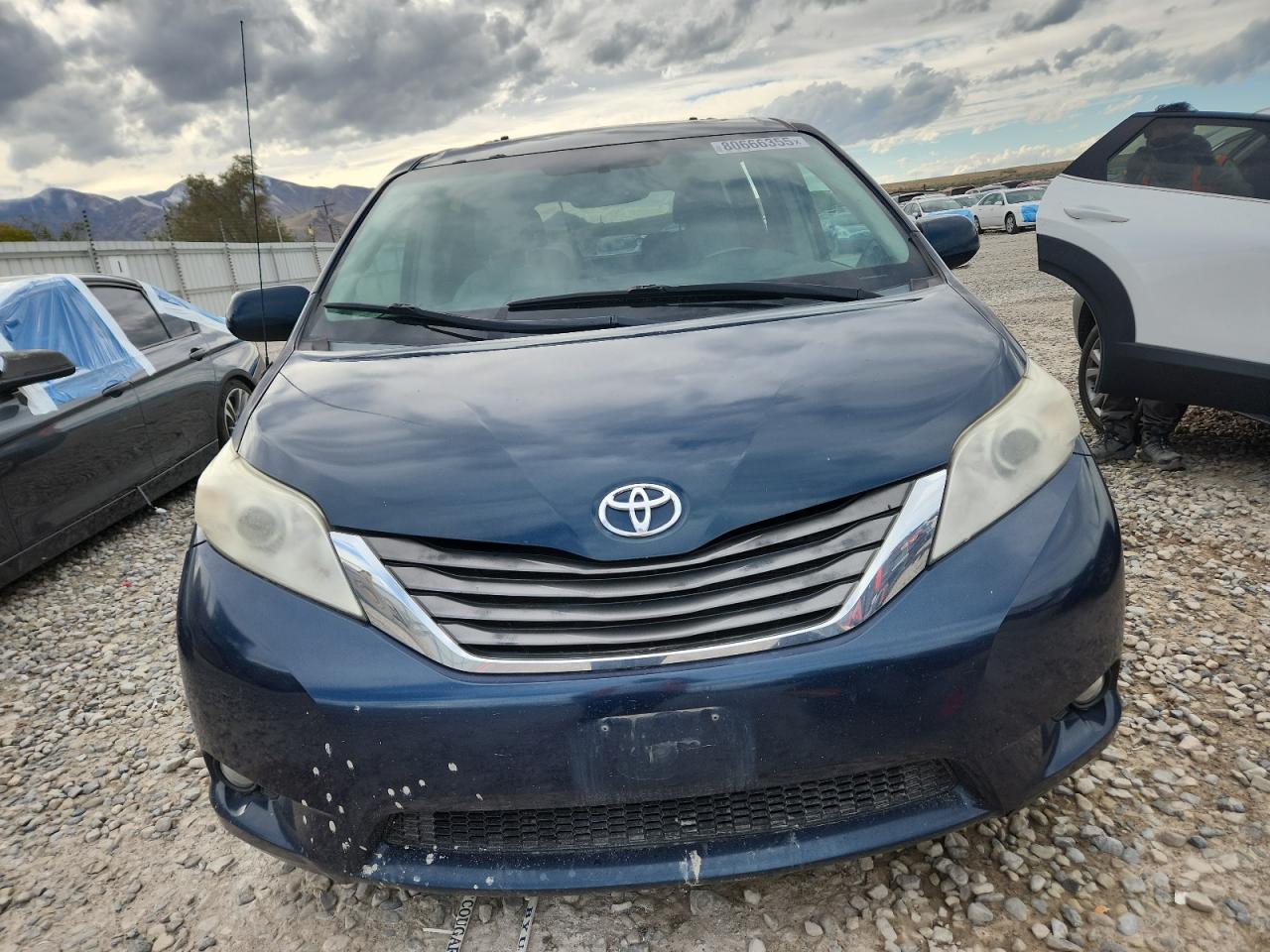 2011 TOYOTA SIENNA