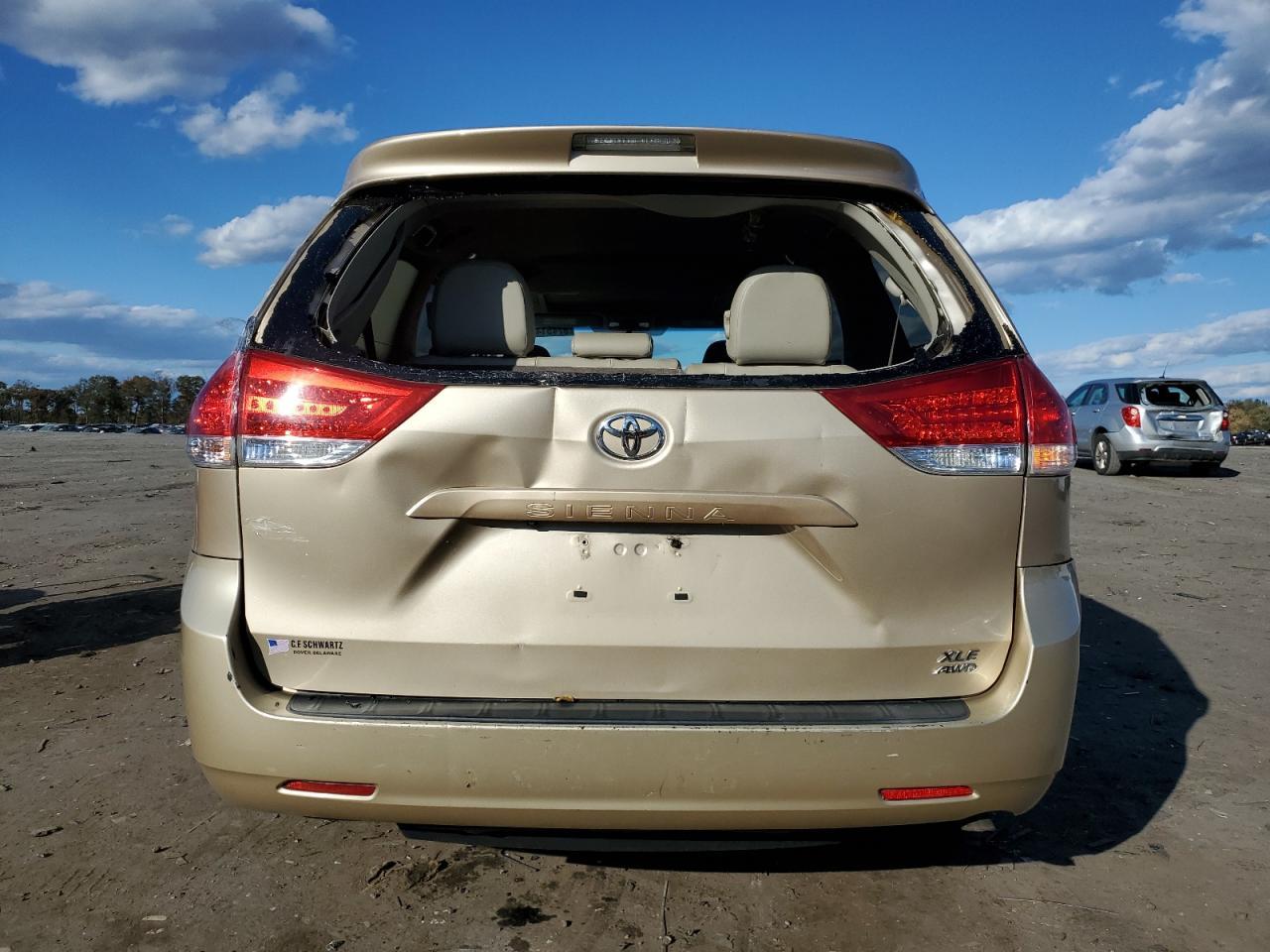 2011 TOYOTA SIENNA