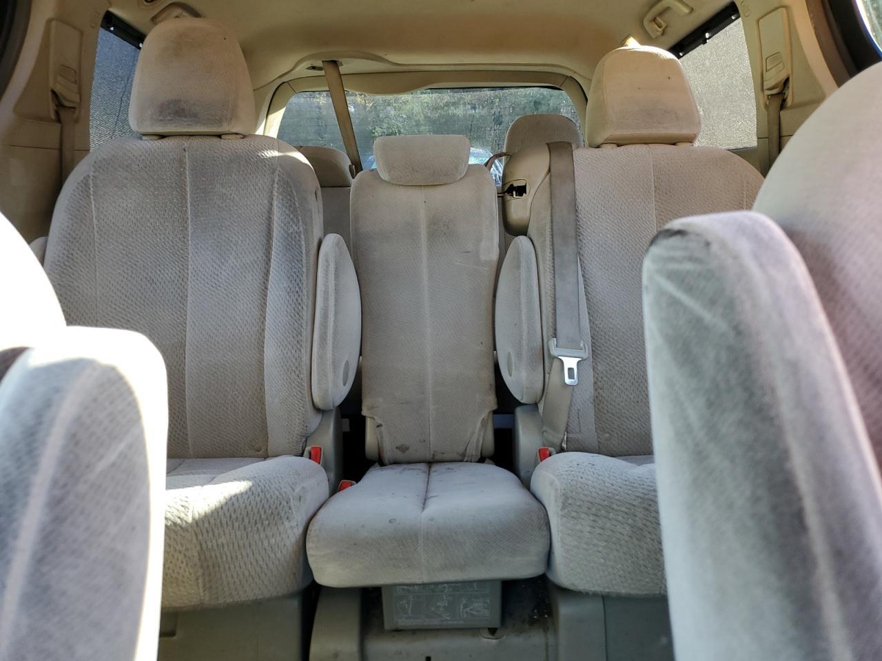 2011 TOYOTA SIENNA