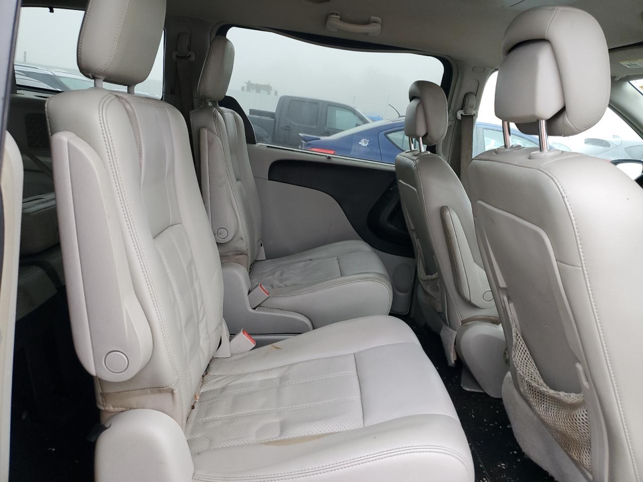 2011 CHRYSLER Town & Country