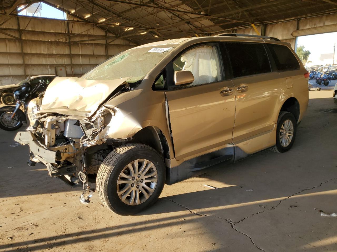 2014 TOYOTA SIENNA