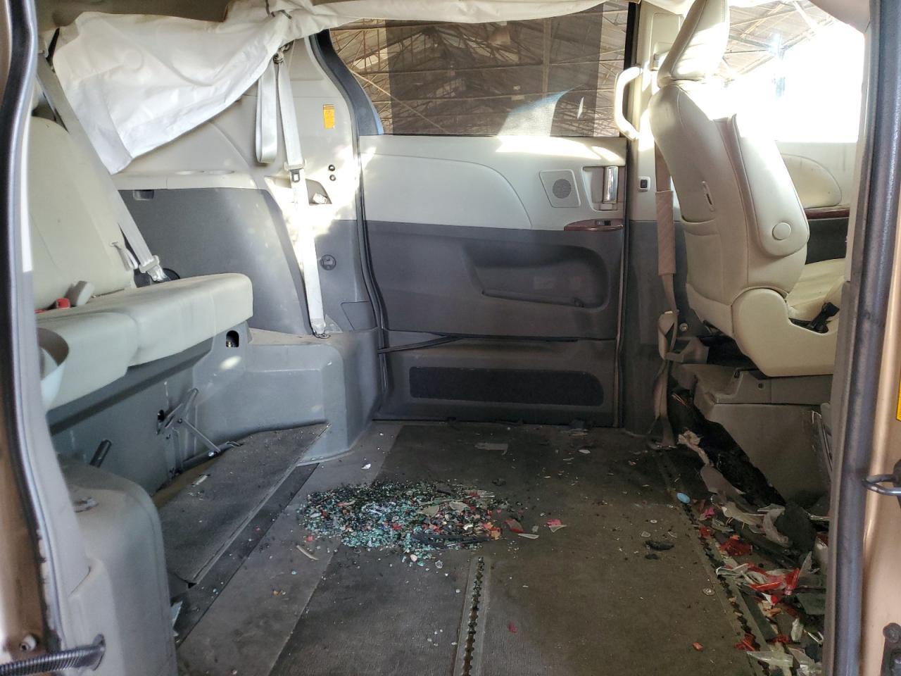 2014 TOYOTA SIENNA
