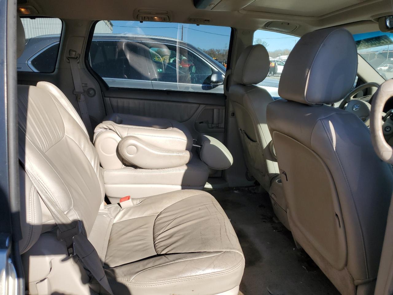2010 TOYOTA SIENNA