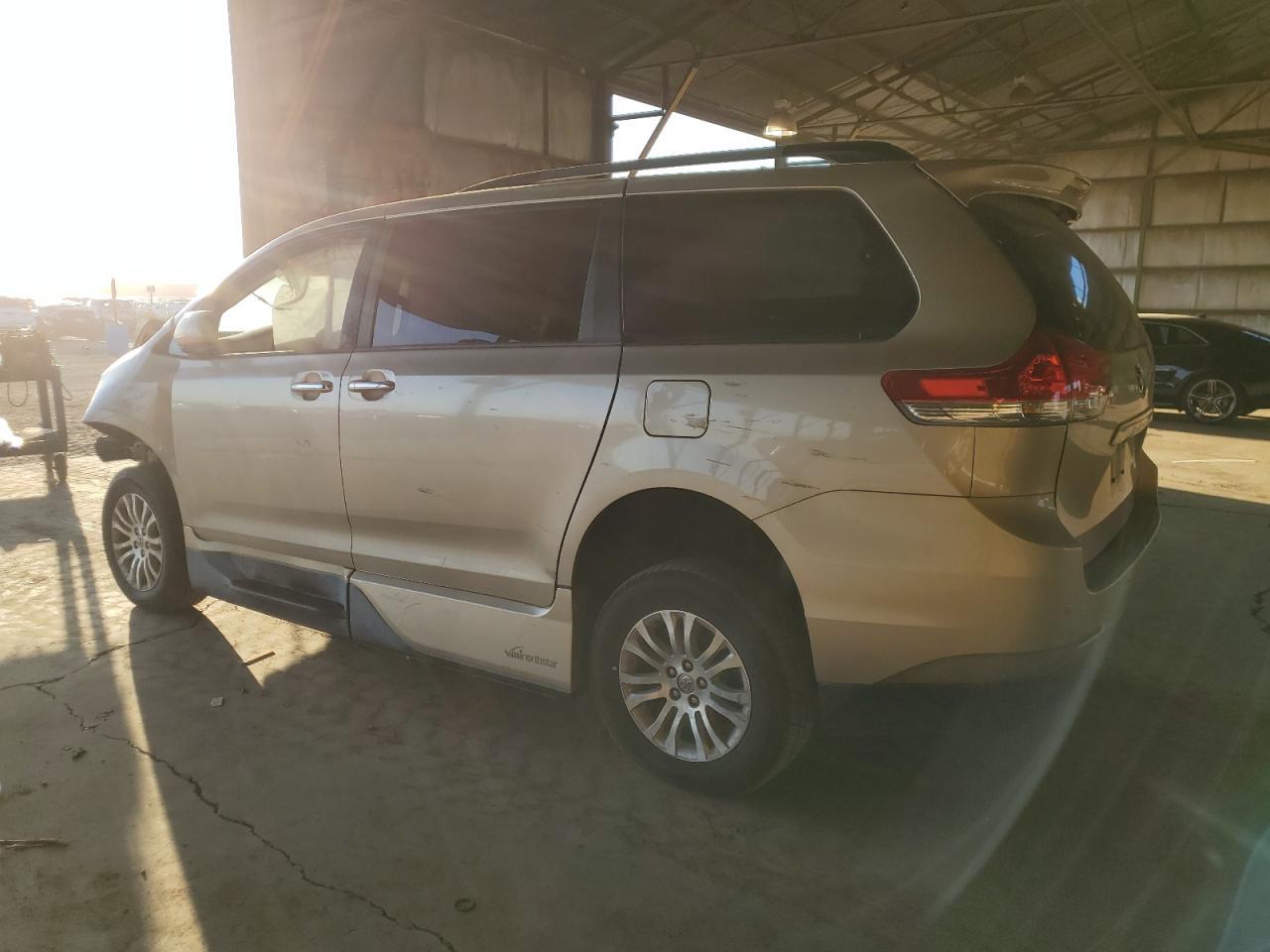 2014 TOYOTA SIENNA