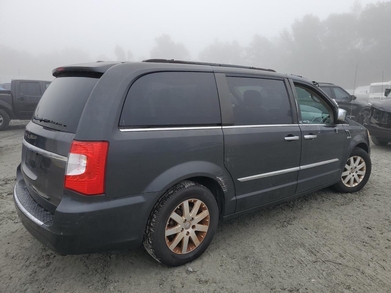 2011 CHRYSLER Town & Country