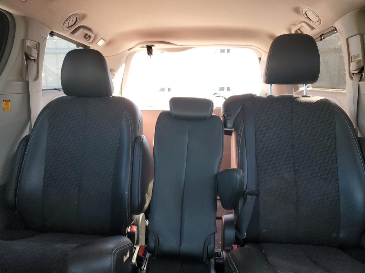 2011 TOYOTA SIENNA