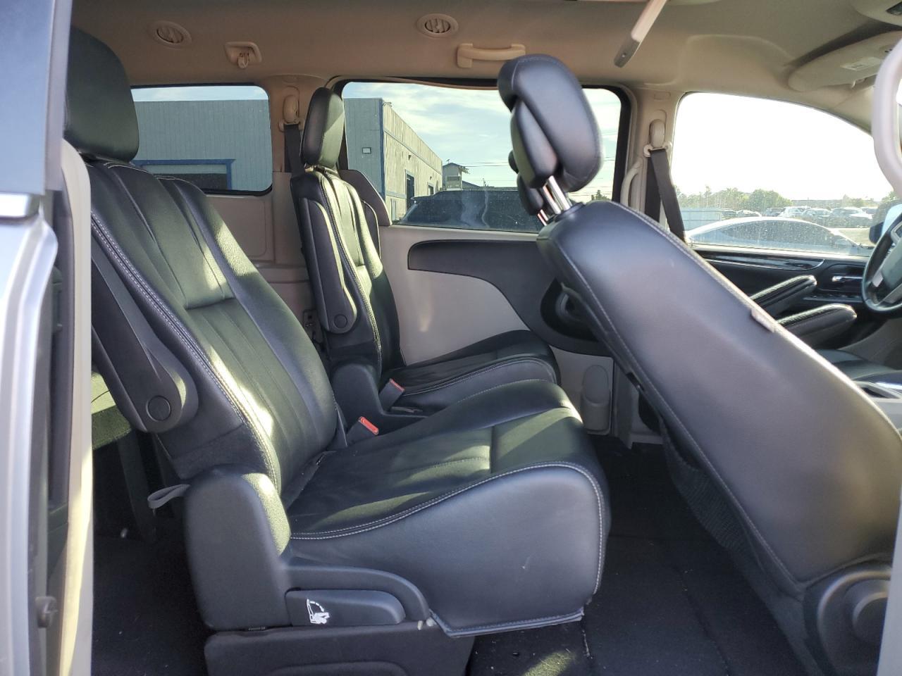 2016 CHRYSLER Town & Country