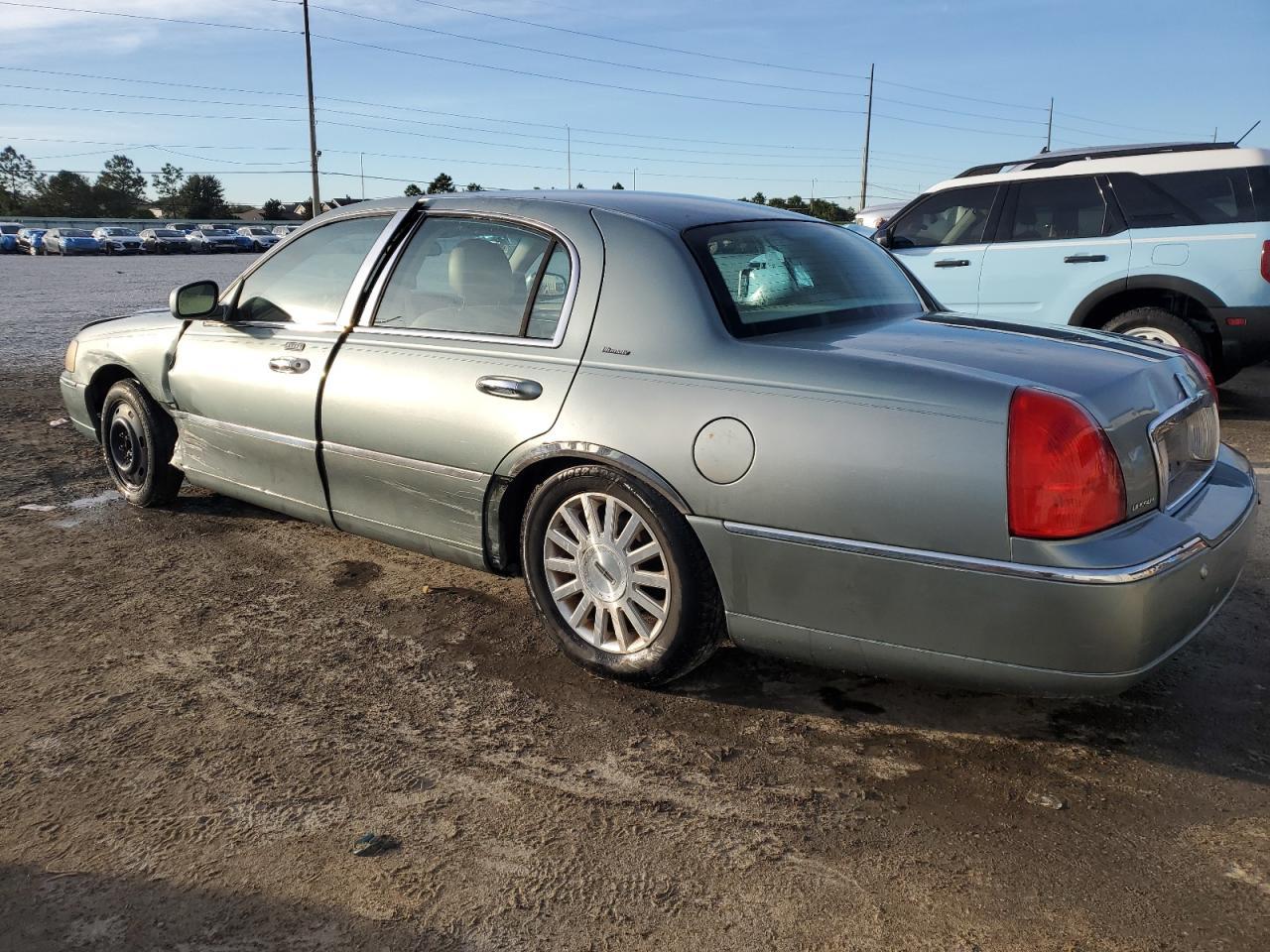 2004 LINCOLN Town Car