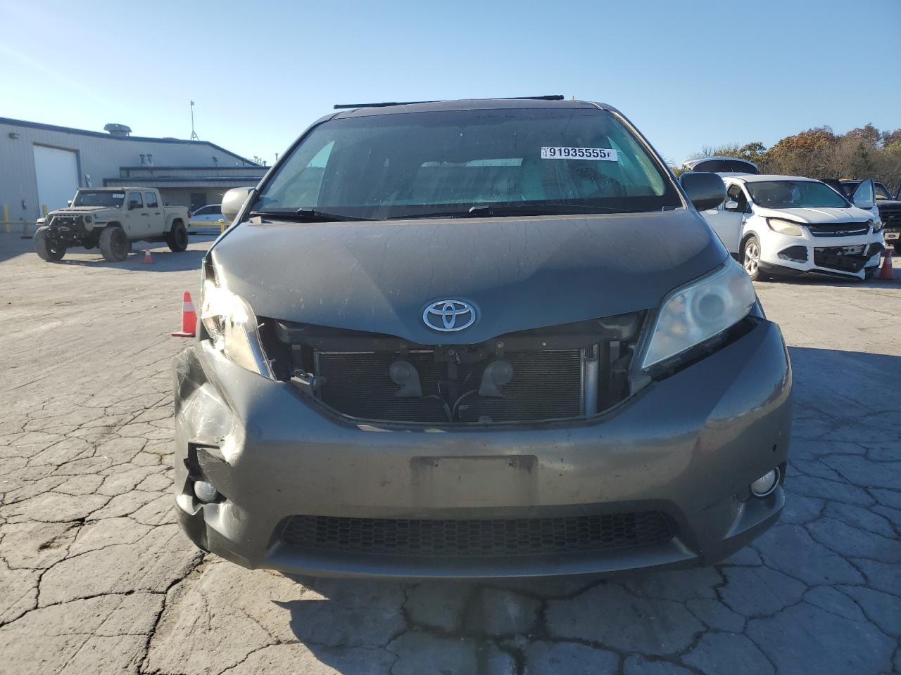 2012 TOYOTA SIENNA