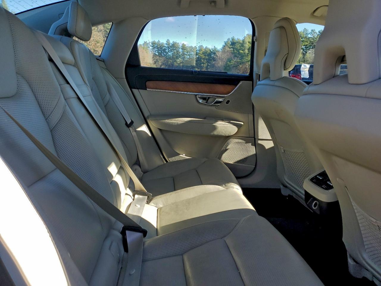 2017 VOLVO S90