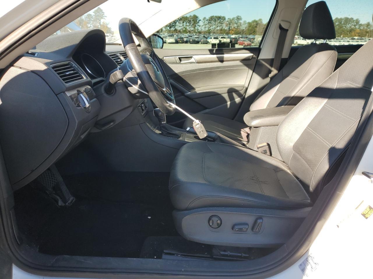 2016 VOLKSWAGEN Passat