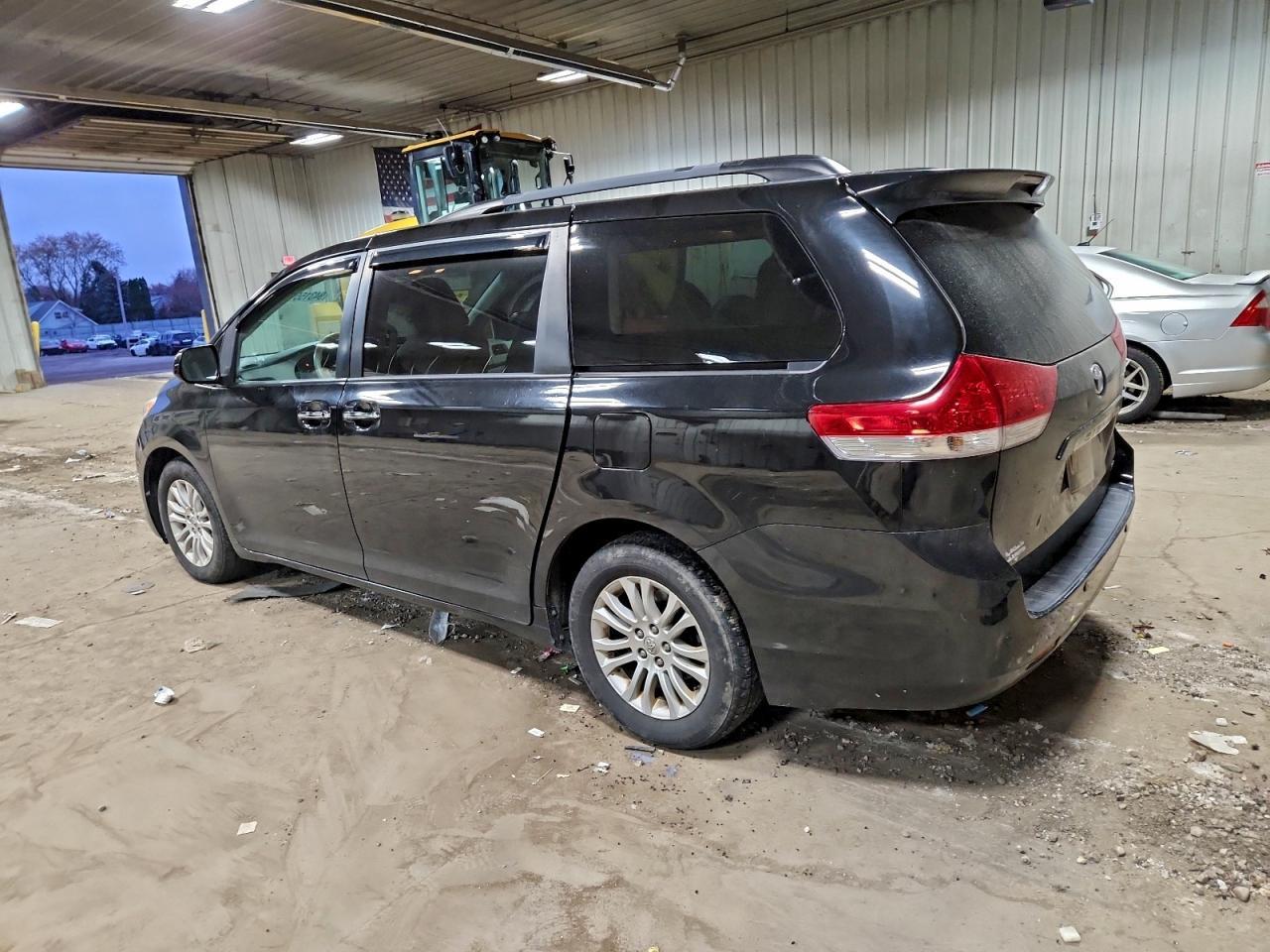 2014 TOYOTA SIENNA