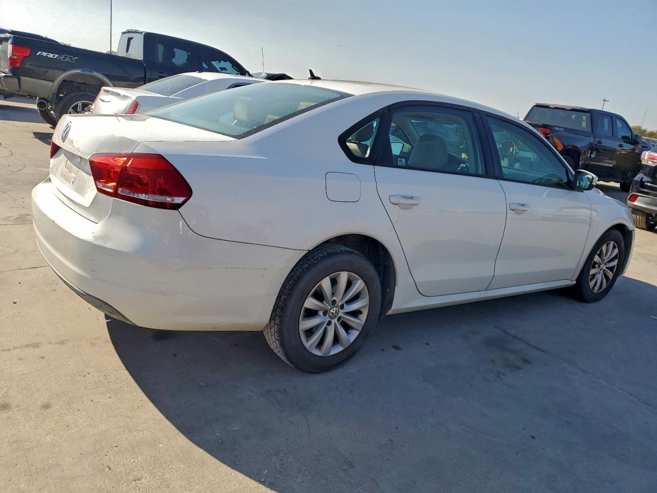 2012 VOLKSWAGEN Passat