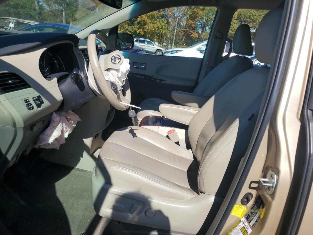 2011 TOYOTA SIENNA