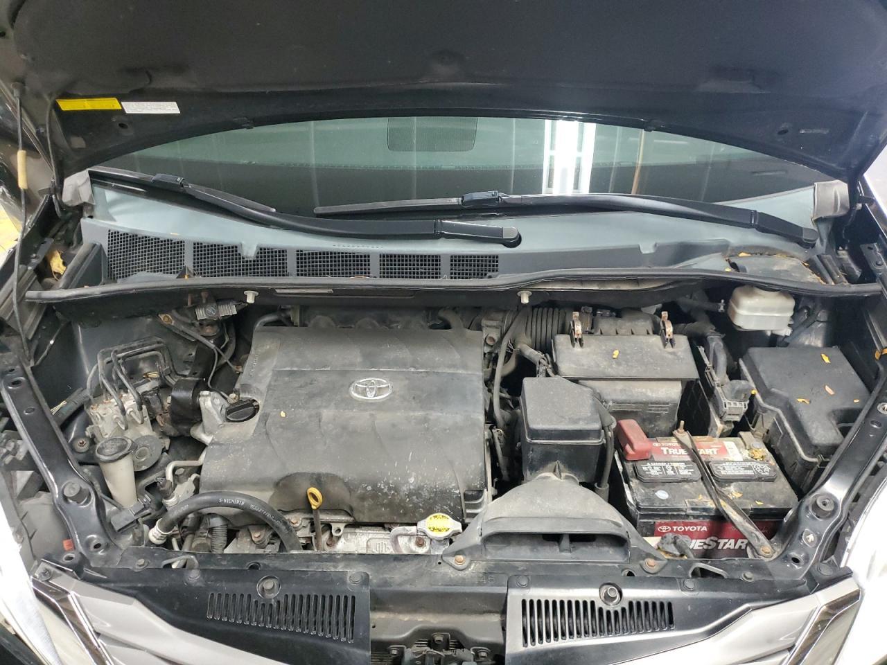 2011 TOYOTA SIENNA