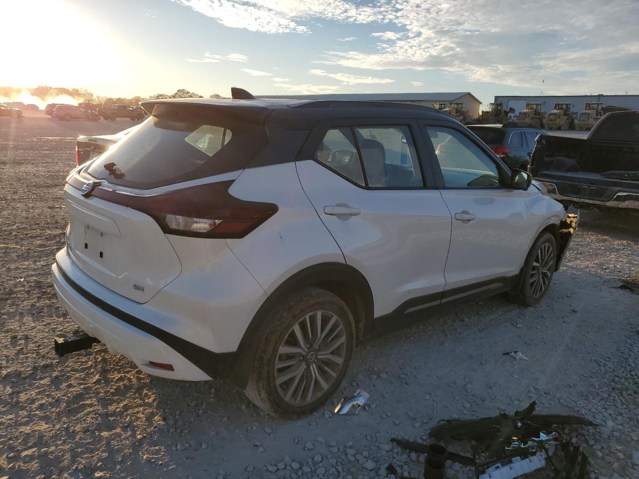 2021 NISSAN KICKS