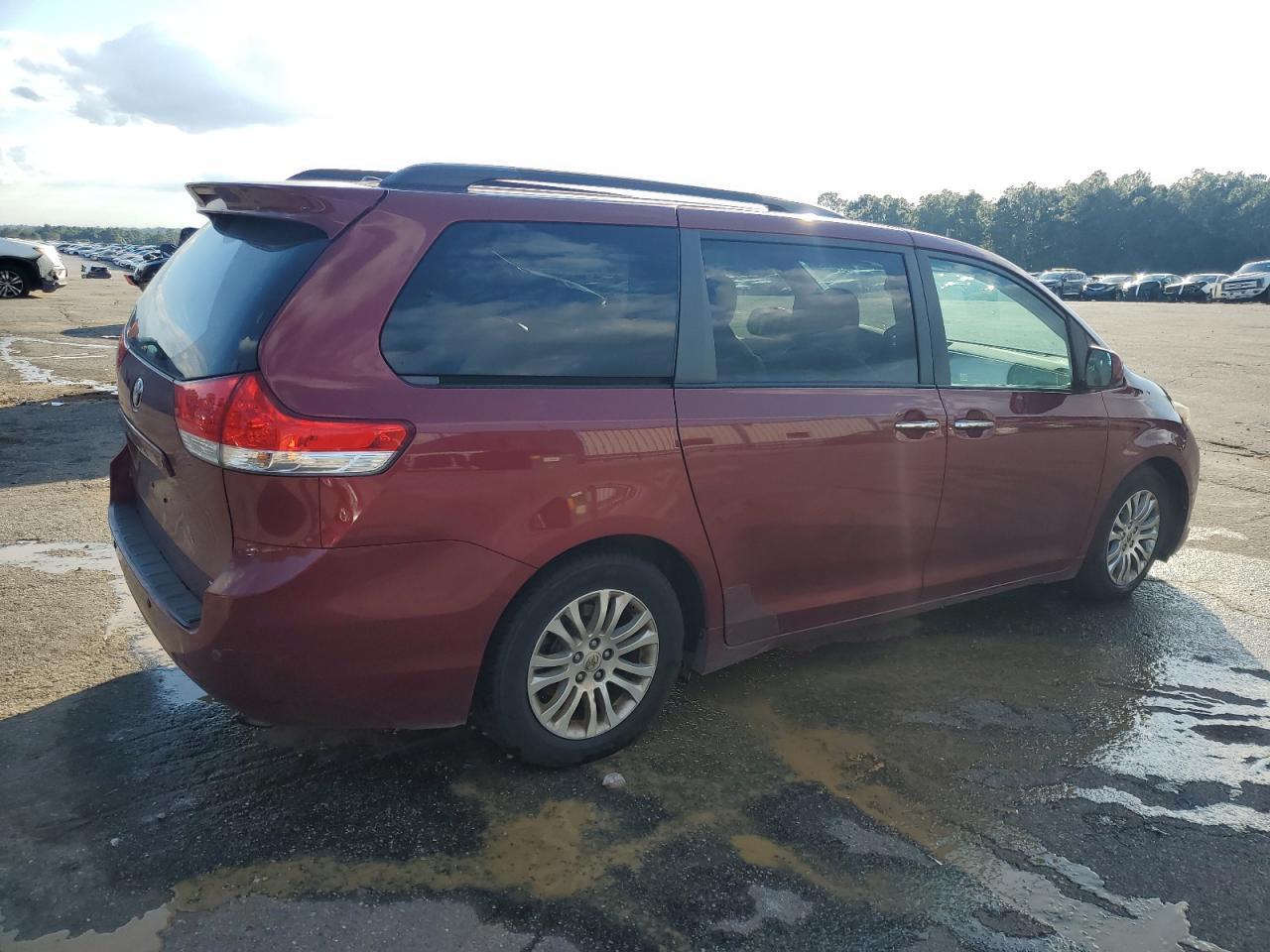 2011 TOYOTA SIENNA