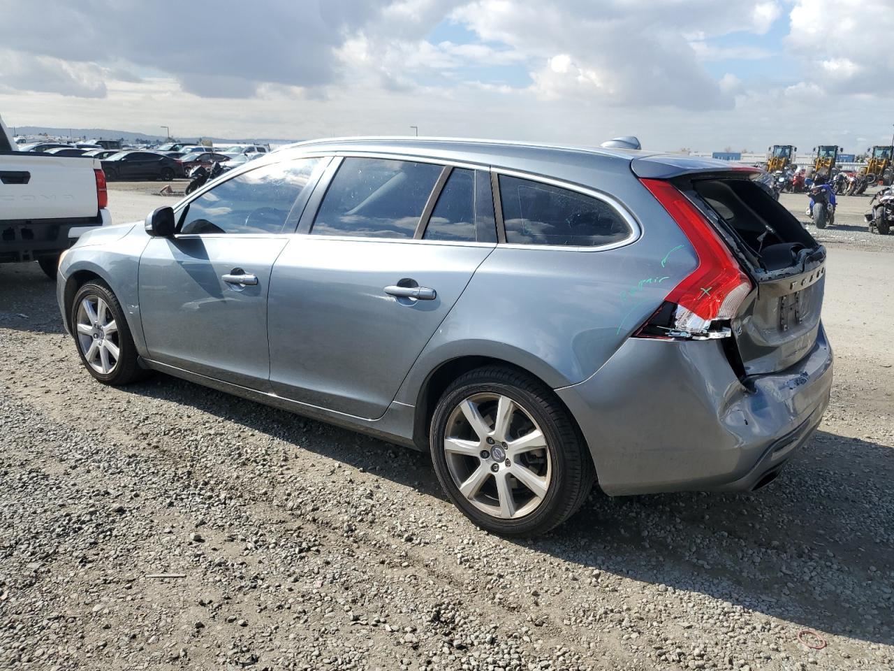 2017 VOLVO V60