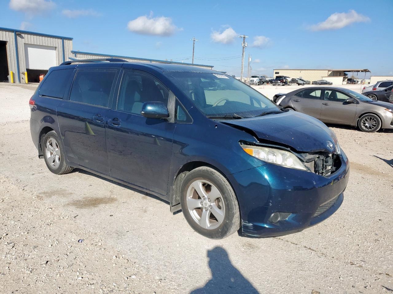 2011 TOYOTA SIENNA