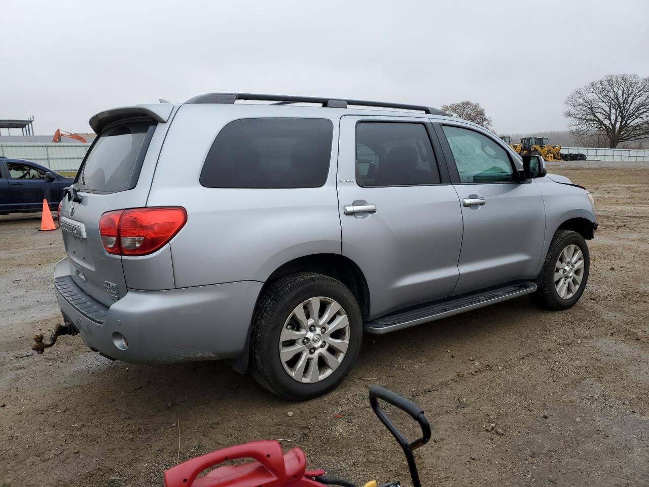 2013 TOYOTA Sequoia