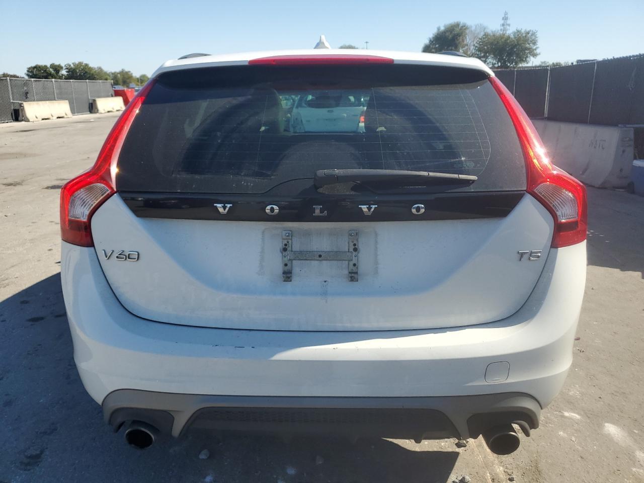 2018 VOLVO V60