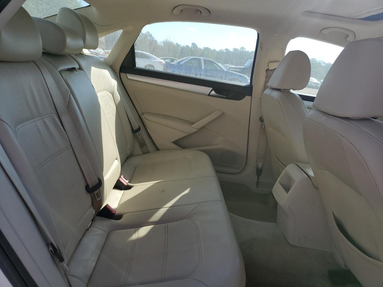 2012 VOLKSWAGEN Passat