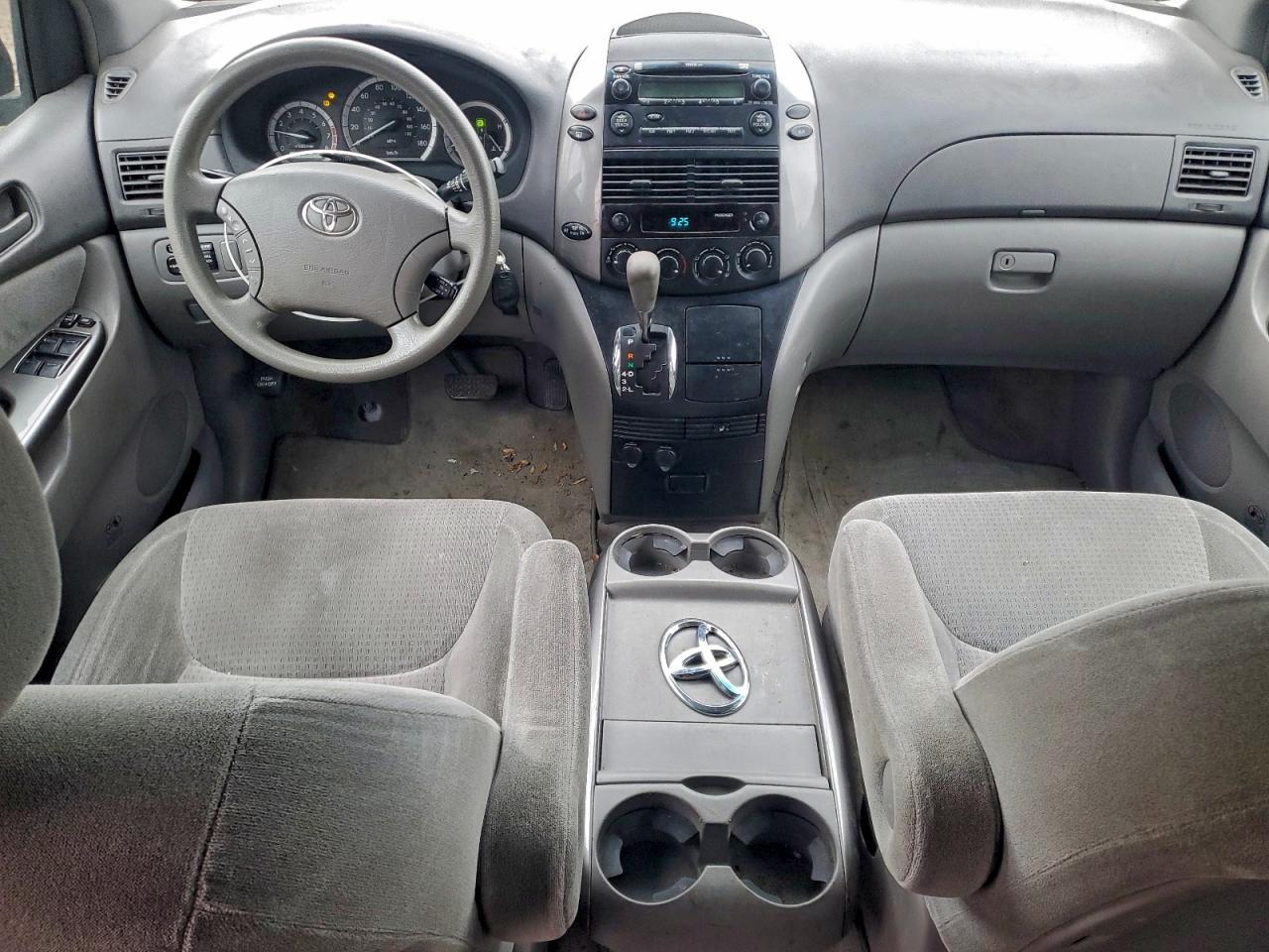 2010 TOYOTA SIENNA