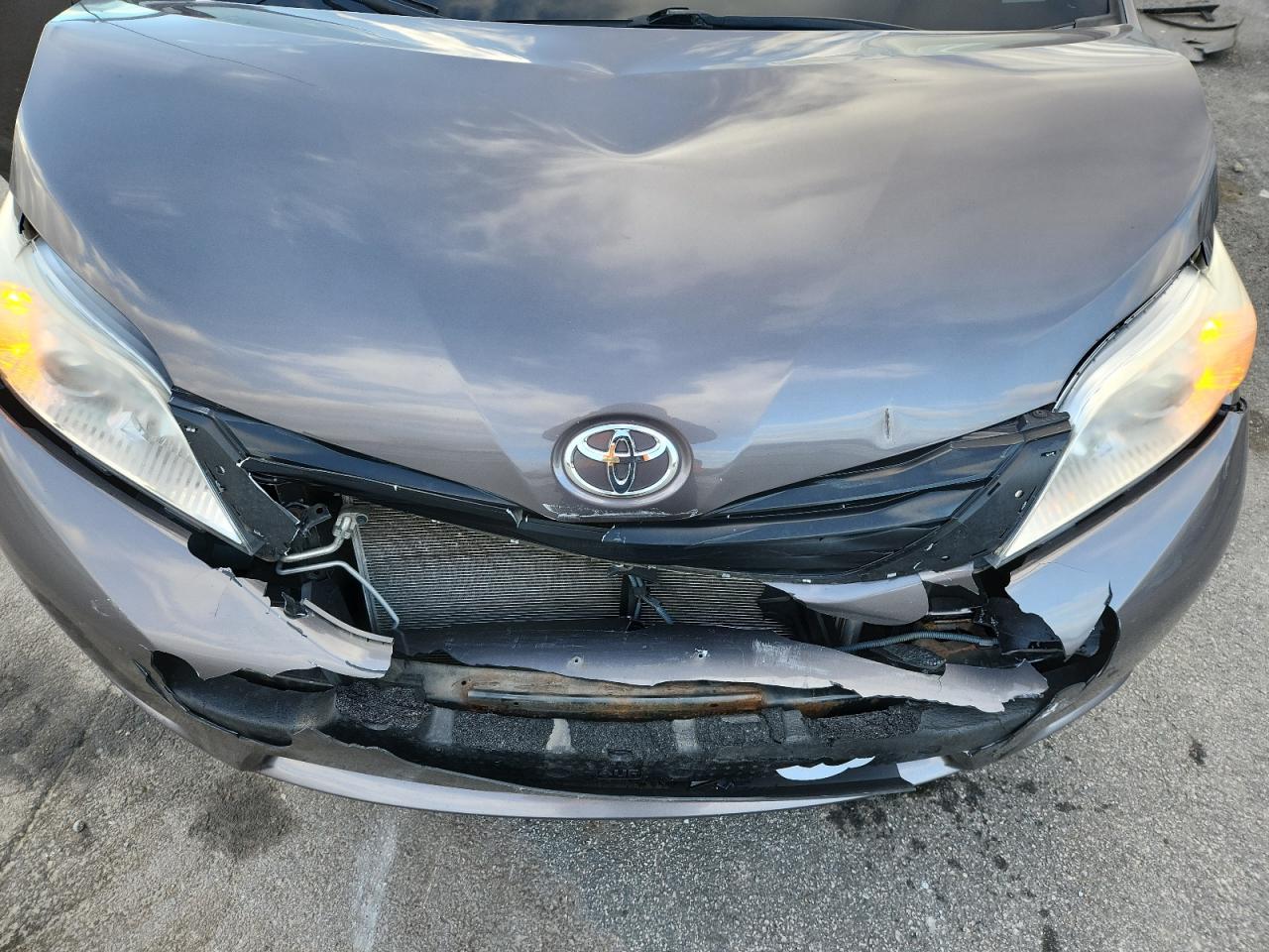 2013 TOYOTA SIENNA