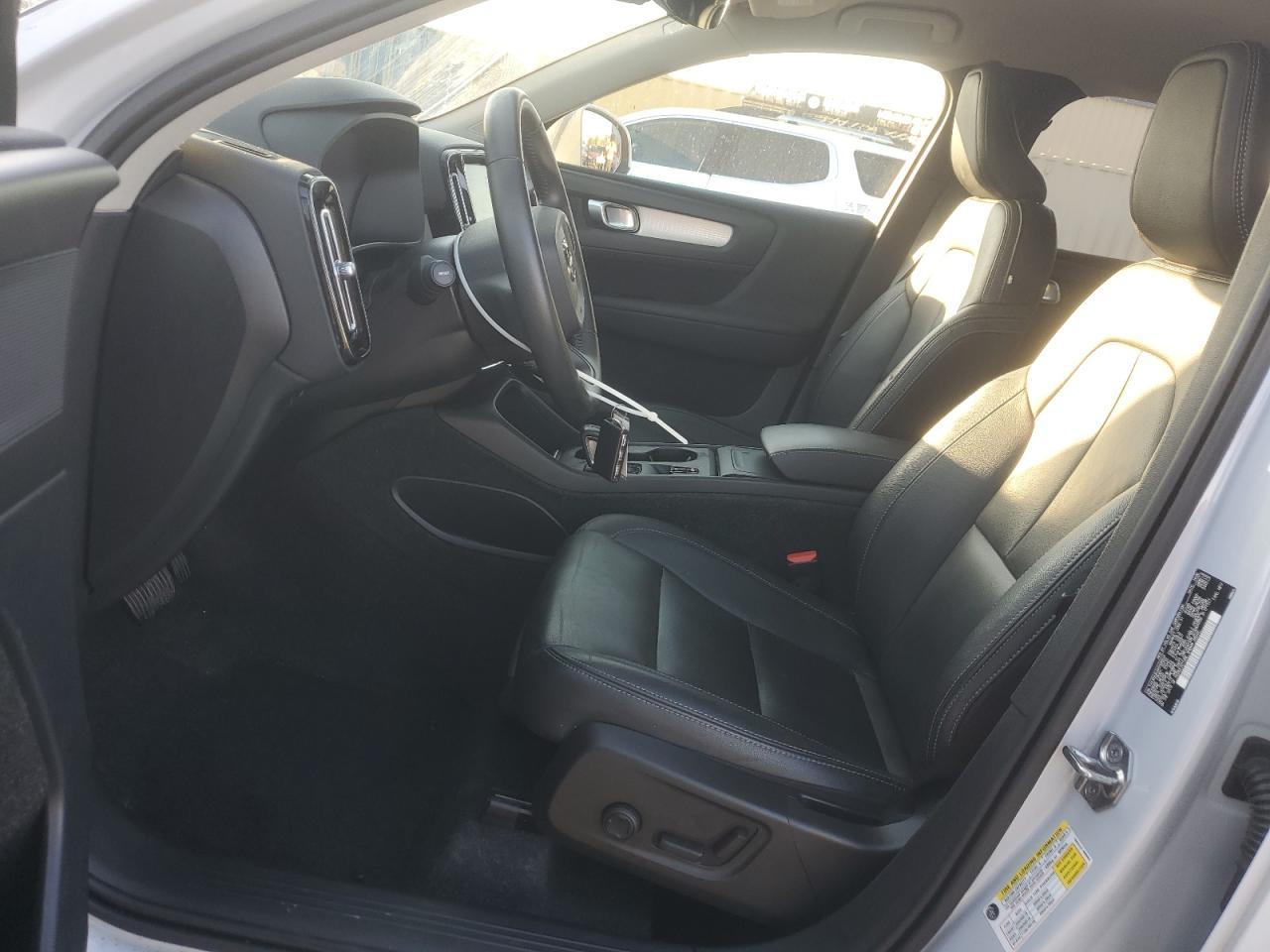 2021 VOLVO XC40