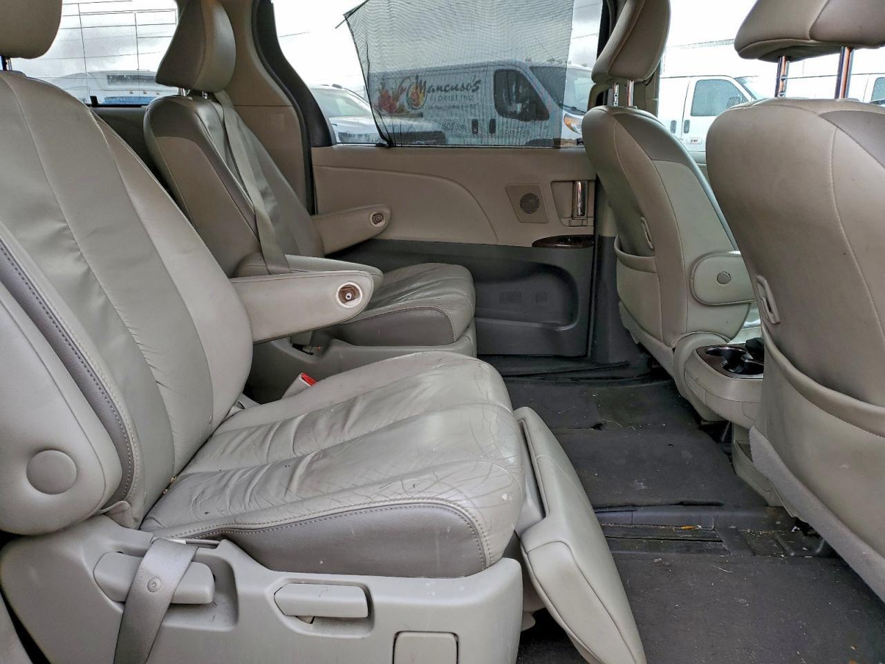 2011 TOYOTA SIENNA