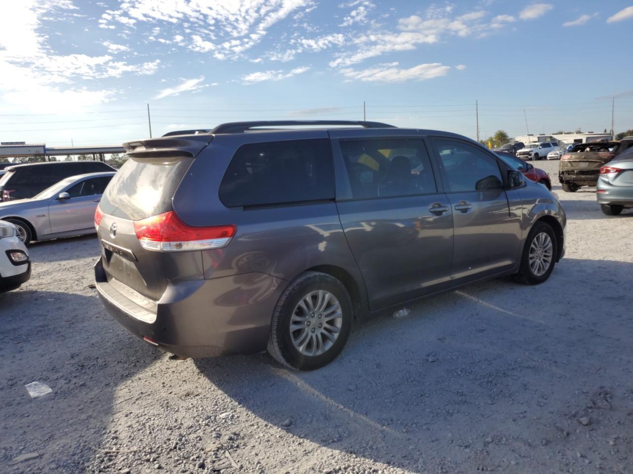 2012 TOYOTA SIENNA