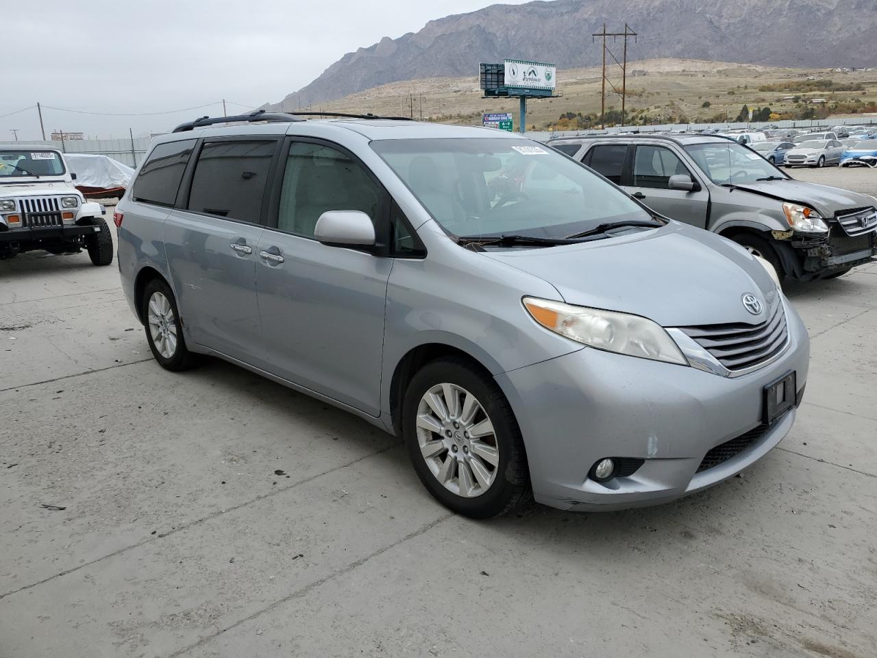 2015 TOYOTA SIENNA