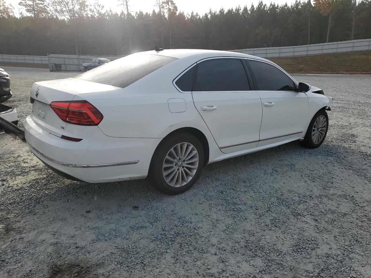 2016 VOLKSWAGEN Passat