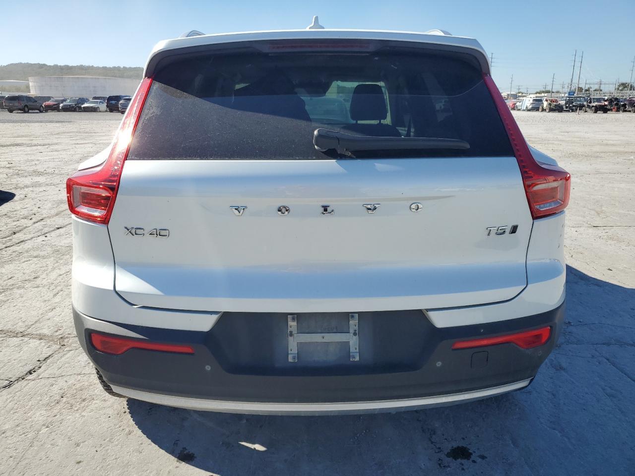 2022 VOLVO XC40