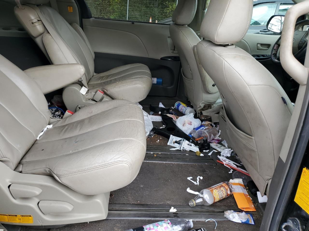 2011 TOYOTA SIENNA