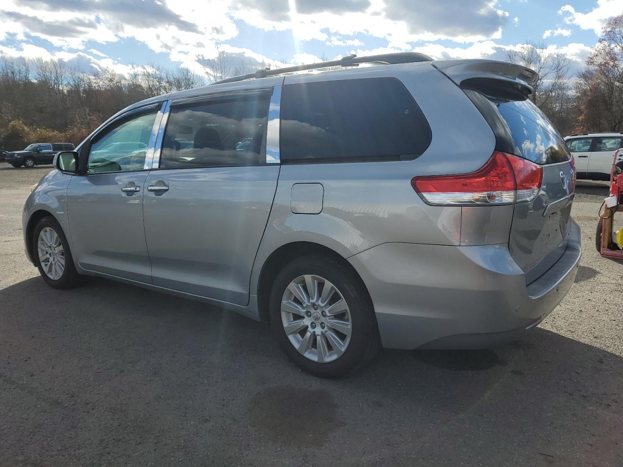 2012 TOYOTA SIENNA