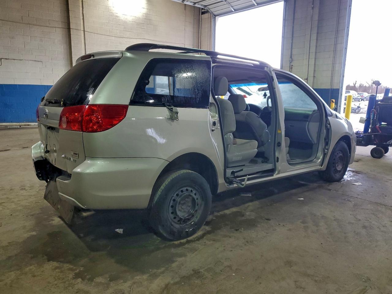 2010 TOYOTA SIENNA