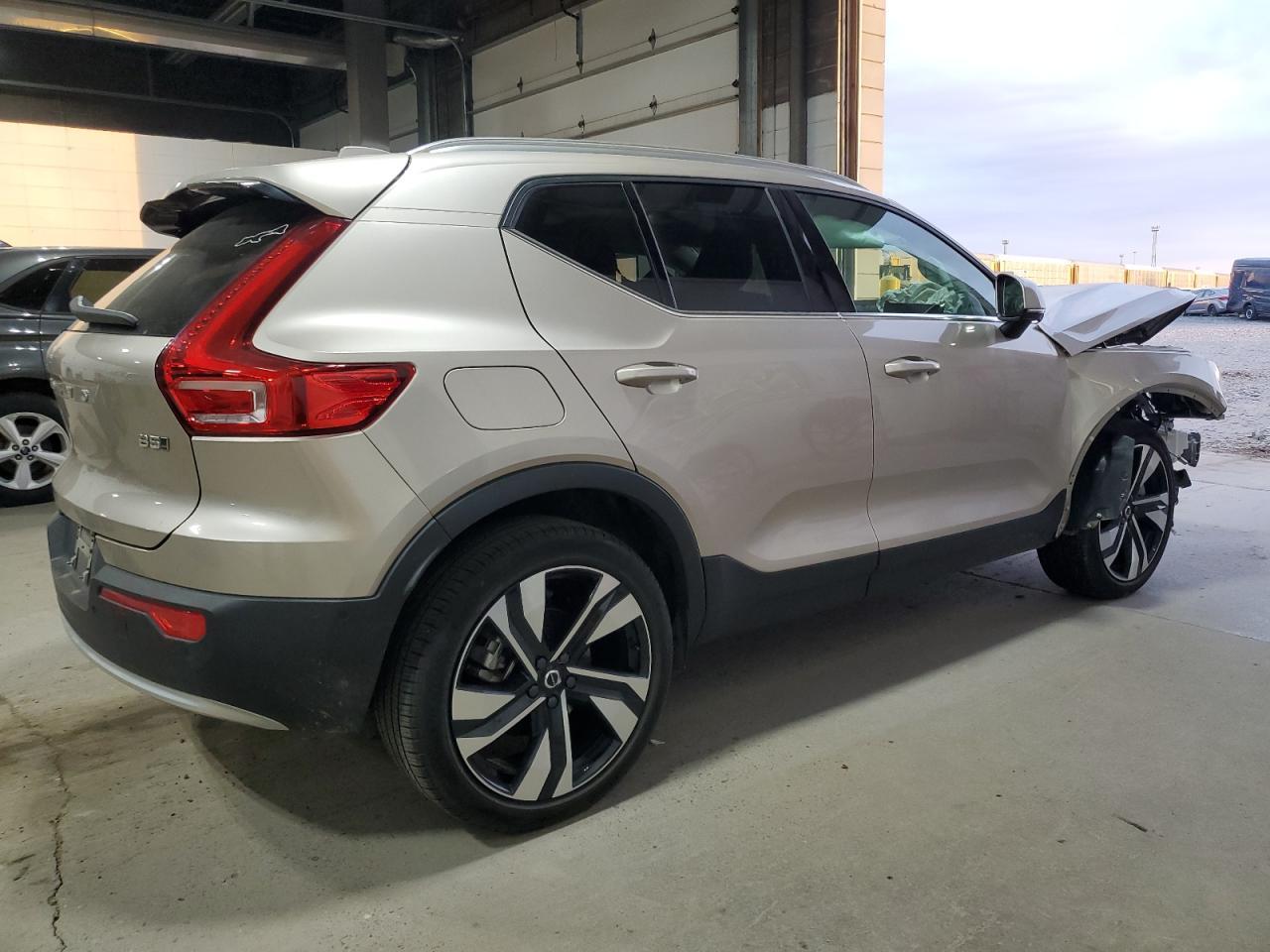 2023 VOLVO XC40