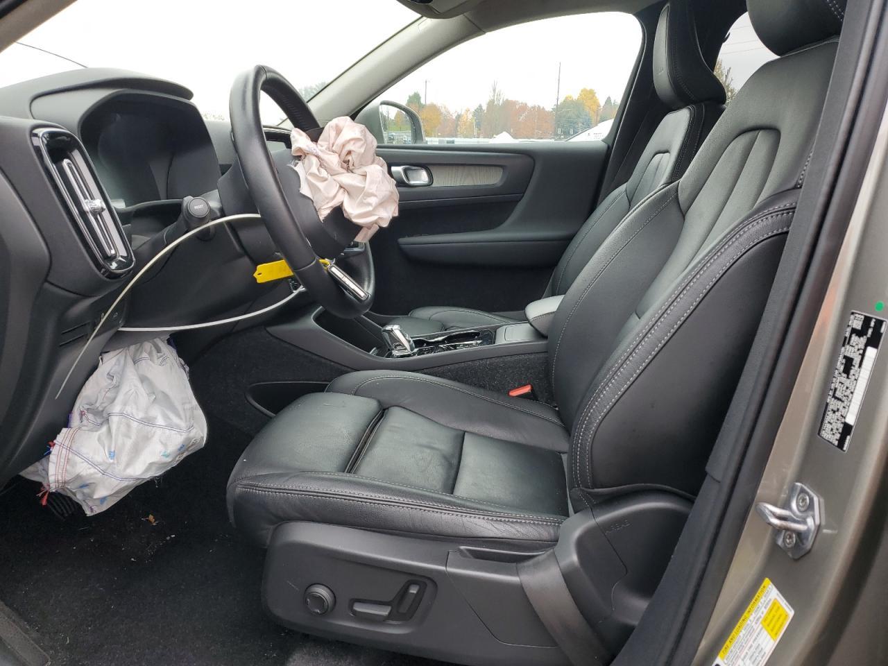 2020 VOLVO XC40