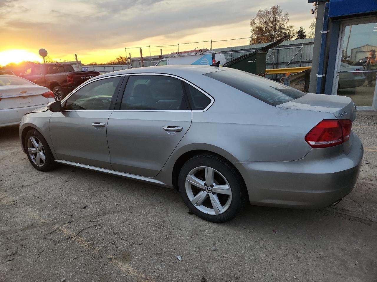 2012 VOLKSWAGEN Passat