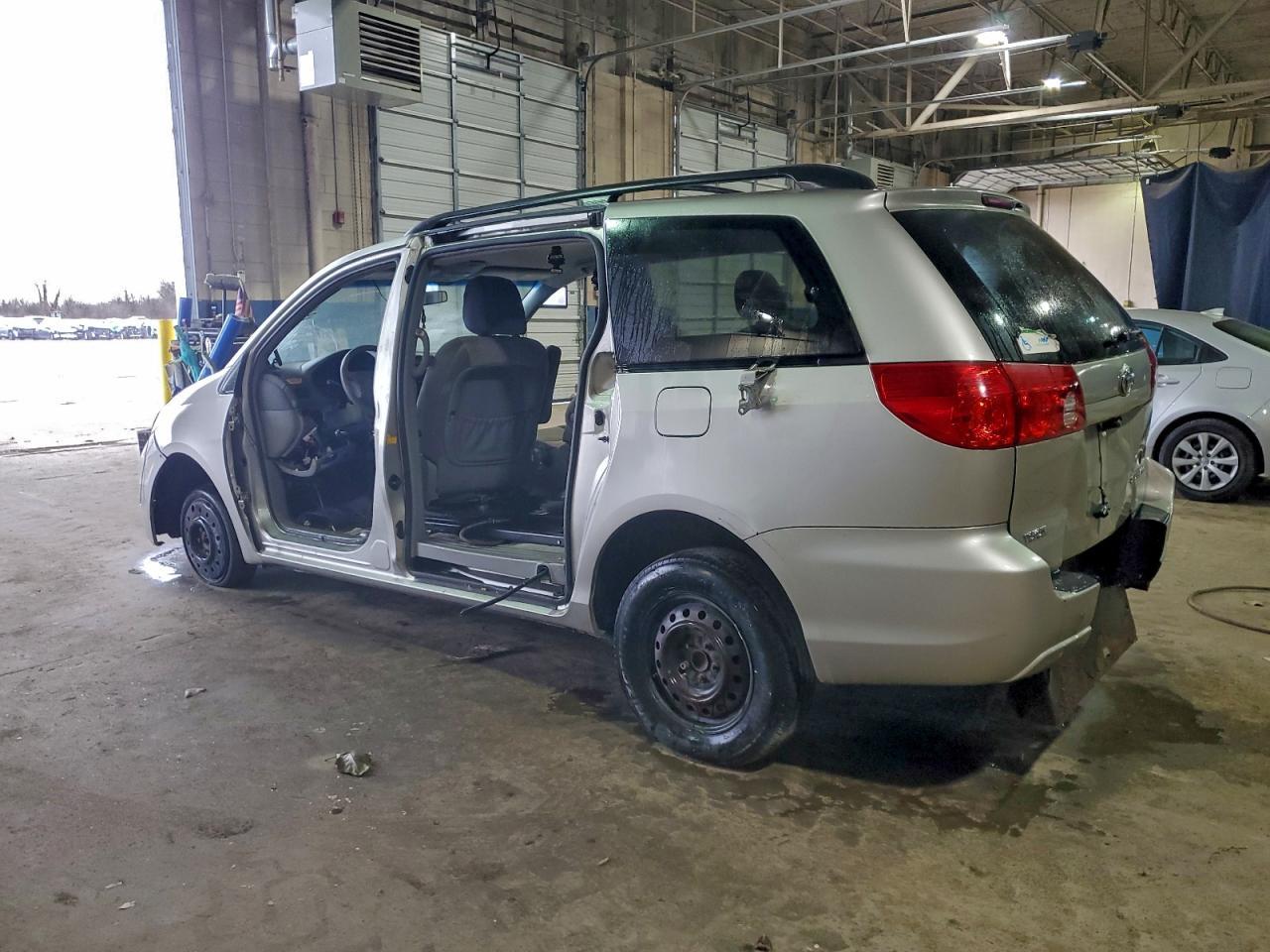 2010 TOYOTA SIENNA