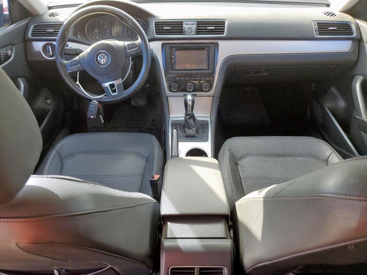 2013 VOLKSWAGEN Passat