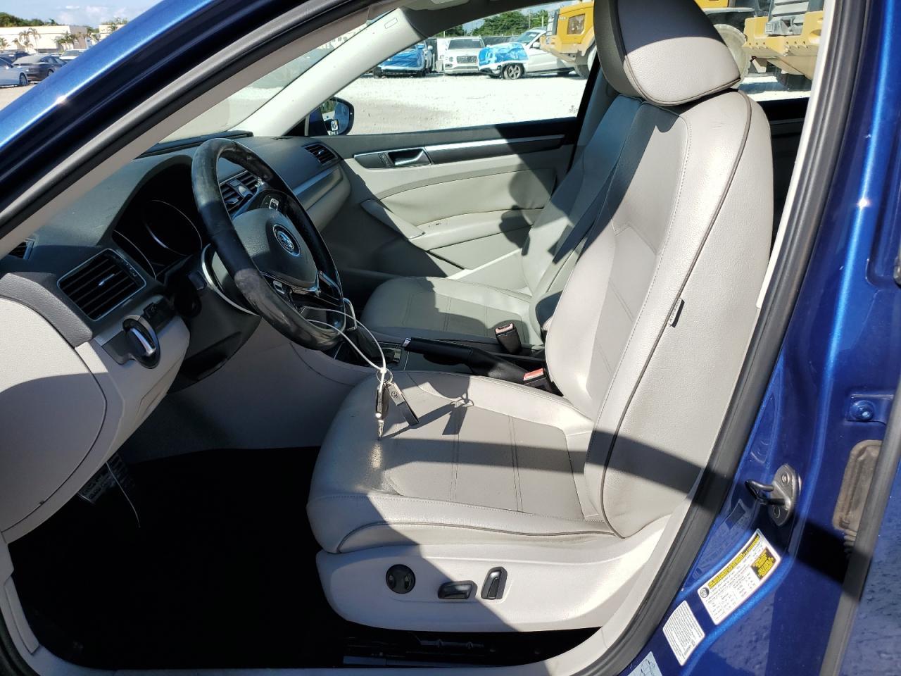 2016 VOLKSWAGEN Passat