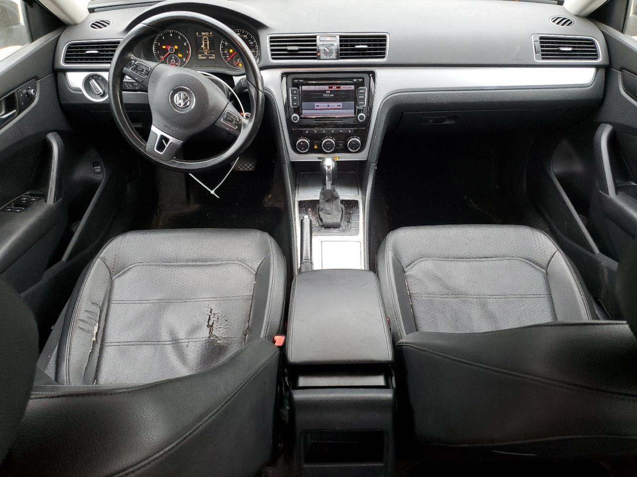 2012 VOLKSWAGEN Passat
