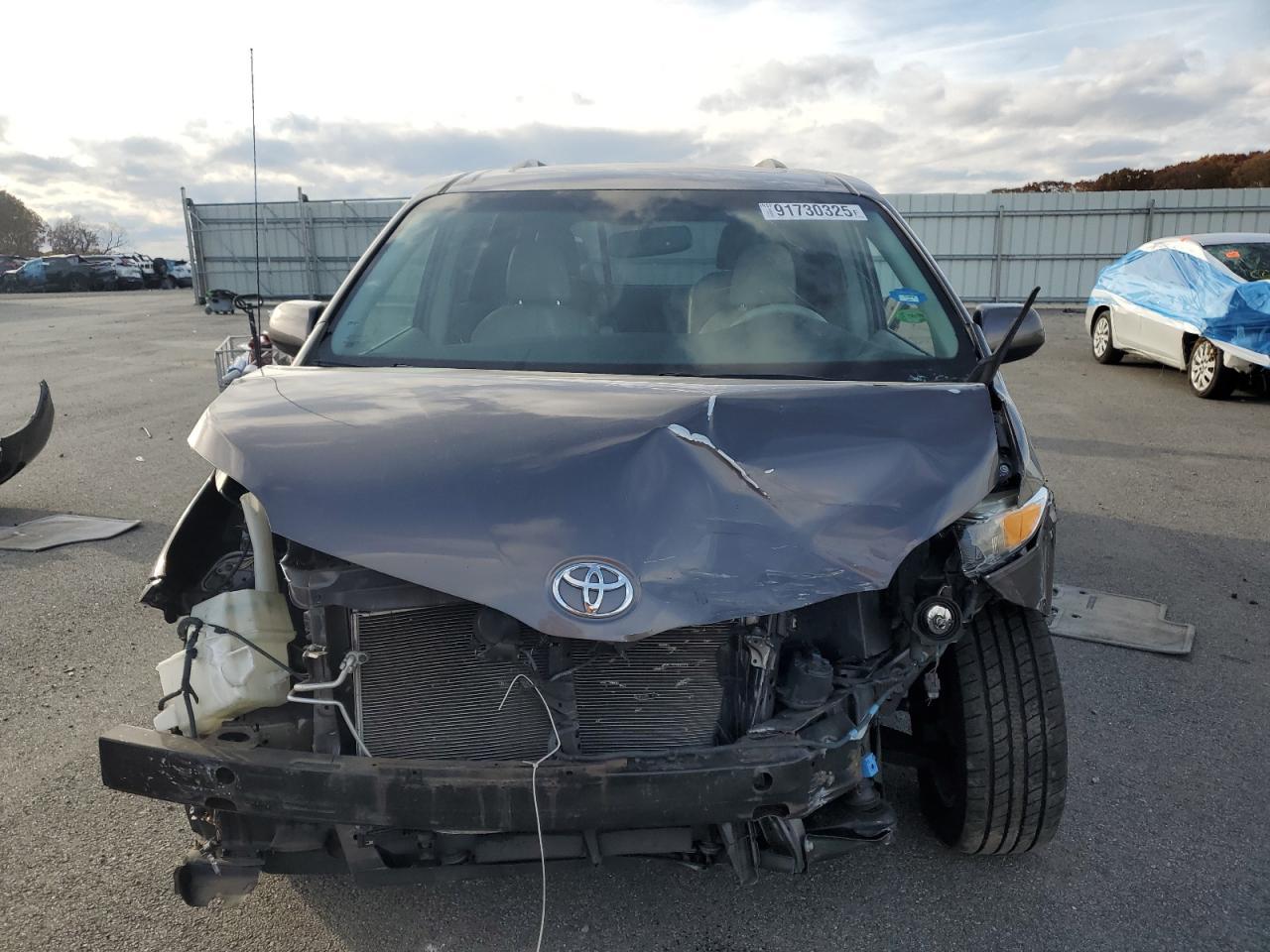 2013 TOYOTA SIENNA