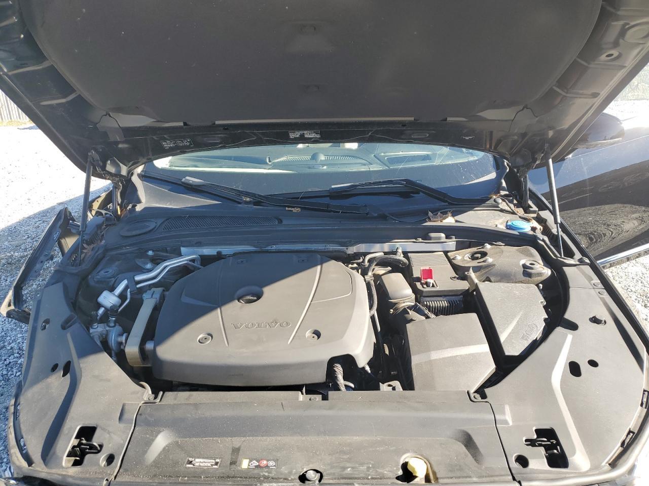 2017 VOLVO S90