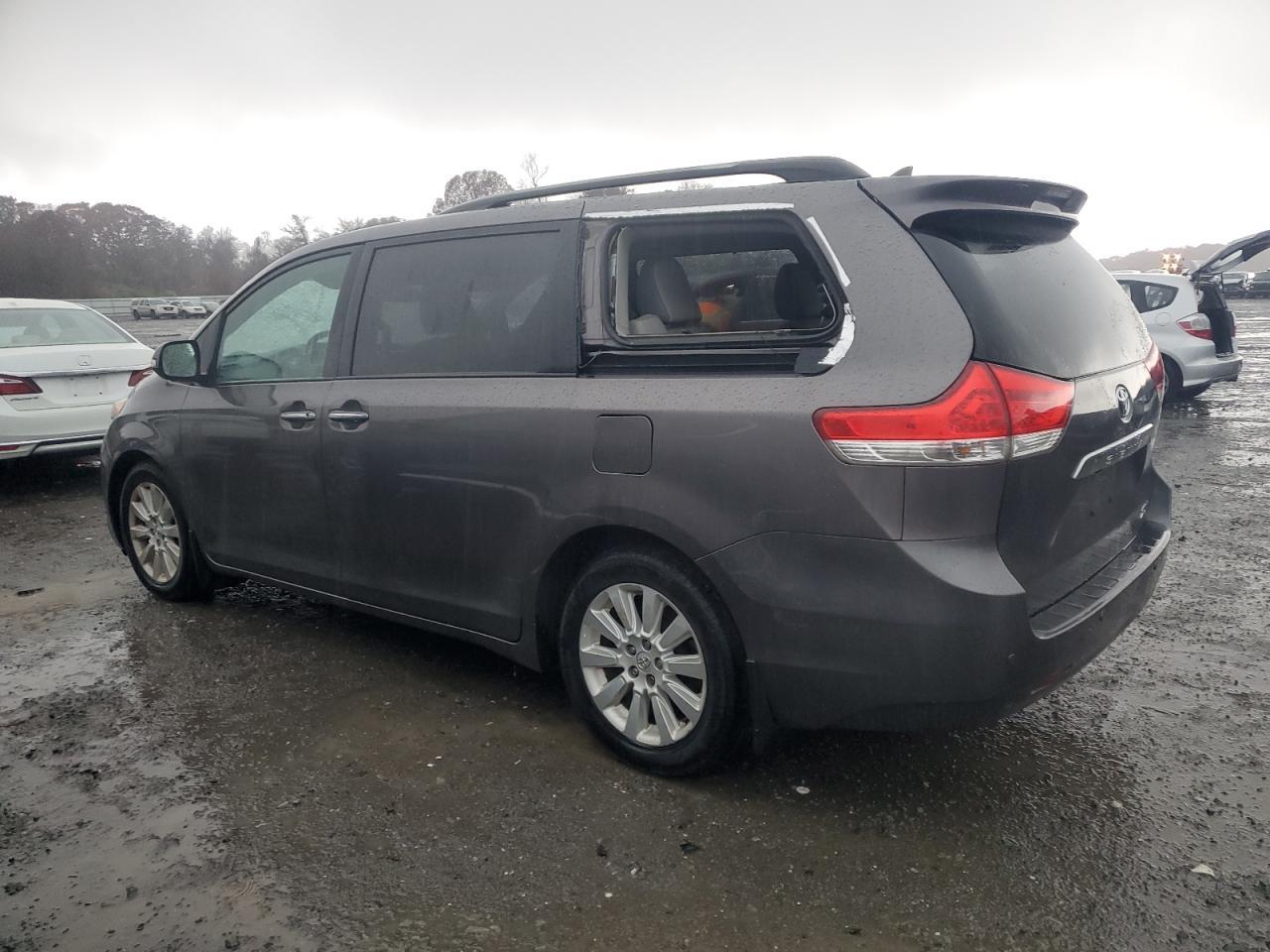 2013 TOYOTA SIENNA