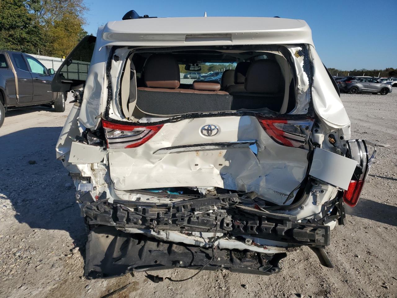 2016 TOYOTA SIENNA